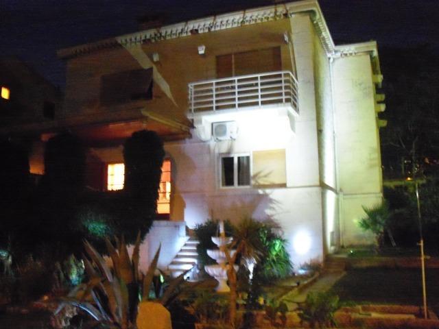 At Location Vila