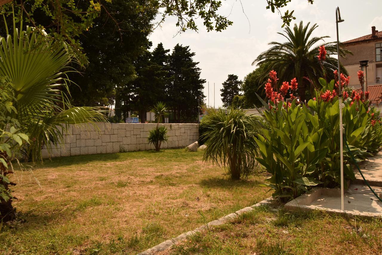 Vila At Location Split